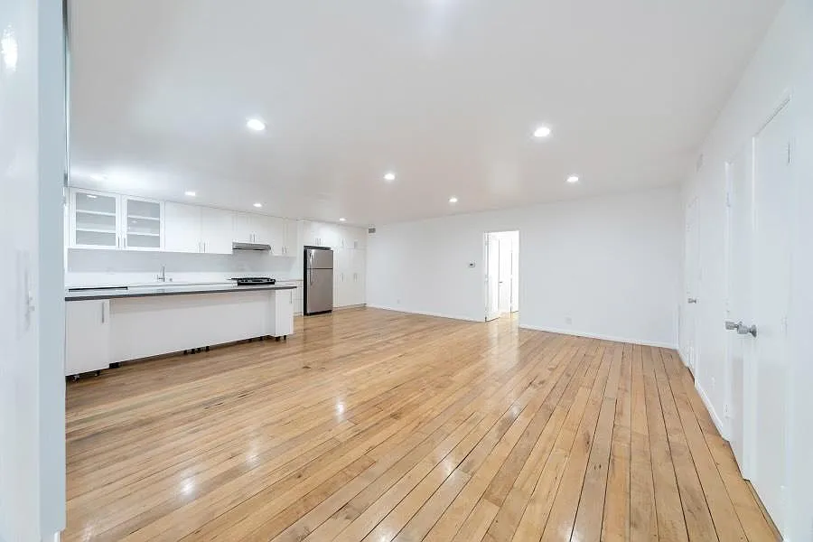 1346 N Laurel Ave — Photo 2