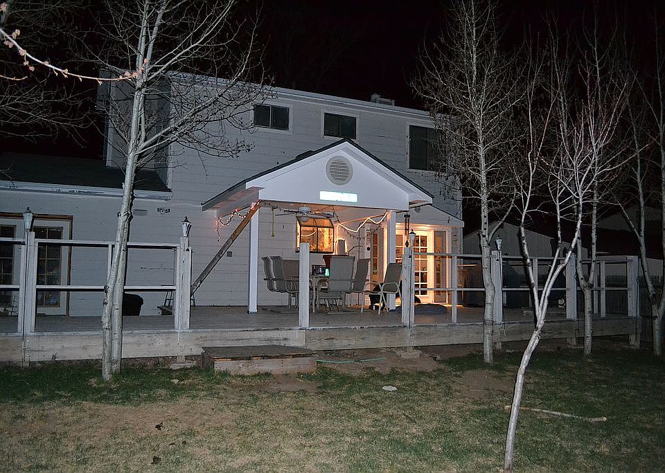 backyard deck w/roof