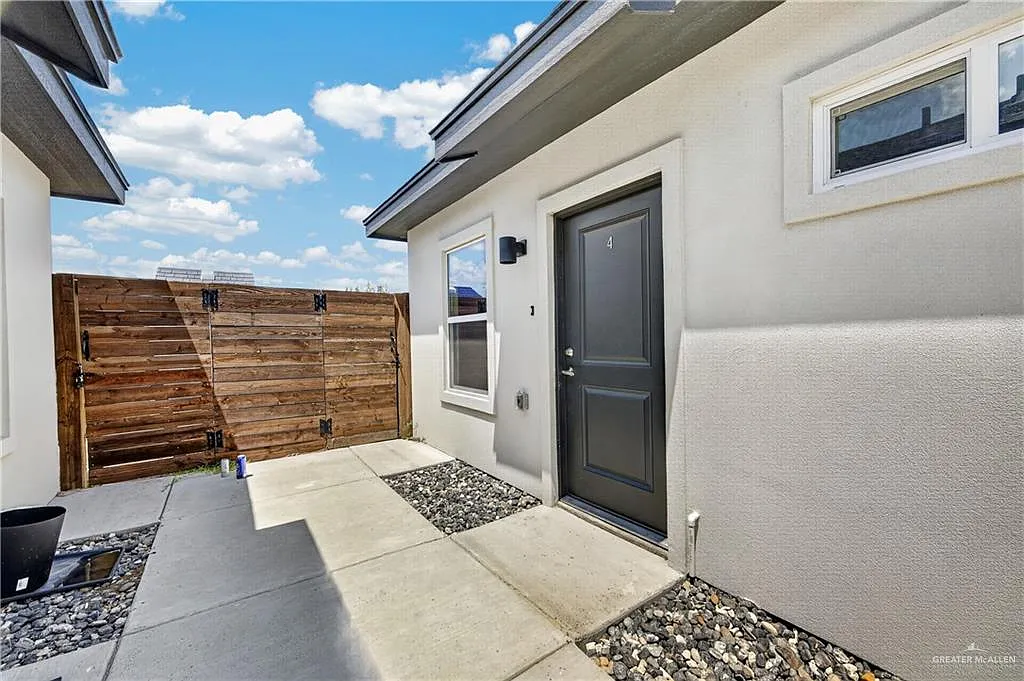3 bed, 2.0 bath, 1073 sqft, $1,350 — Photo 2