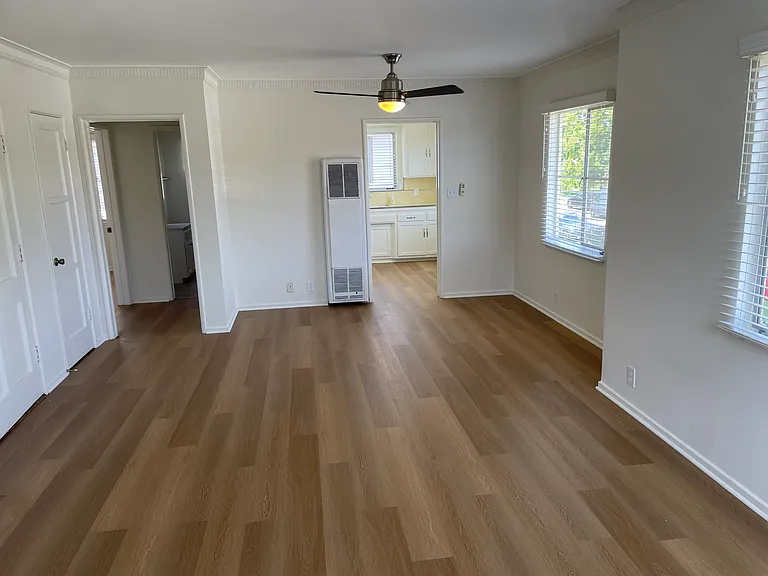 3187 S Barrington Ave — Photo 4
