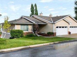 140 W Strathaven Cir SW #36, Calgary, AB T3H 2N5