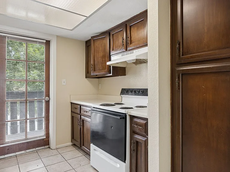 1927 E Hampton Ave #216 — Photo 6