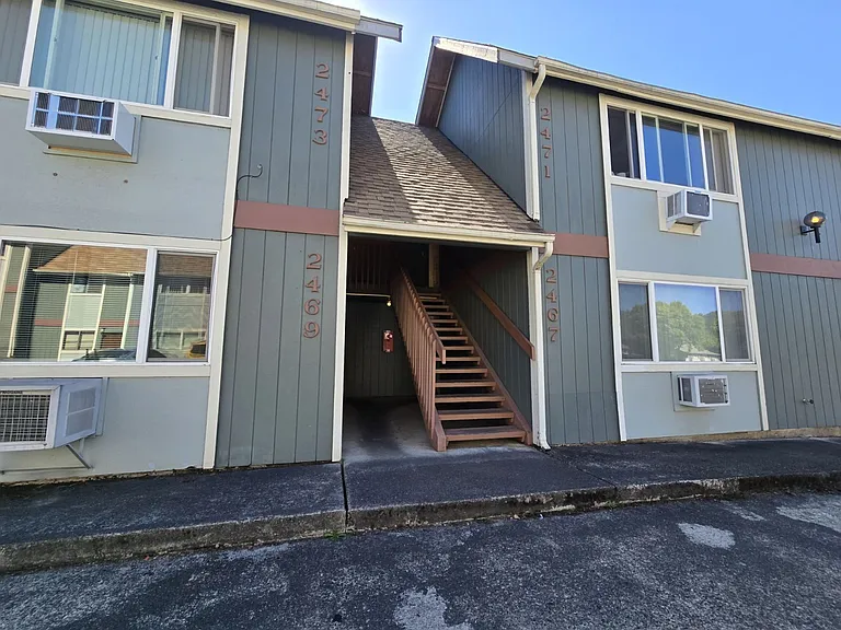2469 NE Kerr St #6 — Photo 2