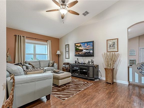 3rd image of 580 Seven Oaks Blvd