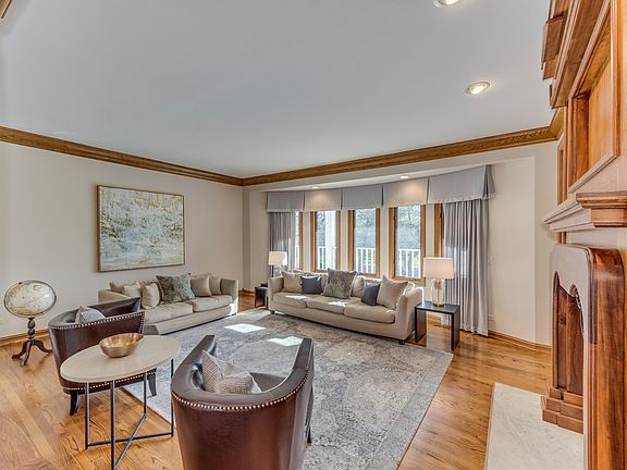 4th image of 5 N 89 West Woods Dr