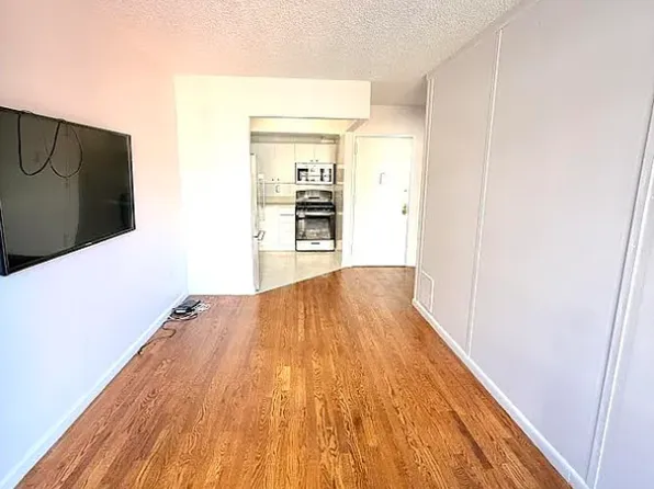 343 West 51st Street image 15 of 16