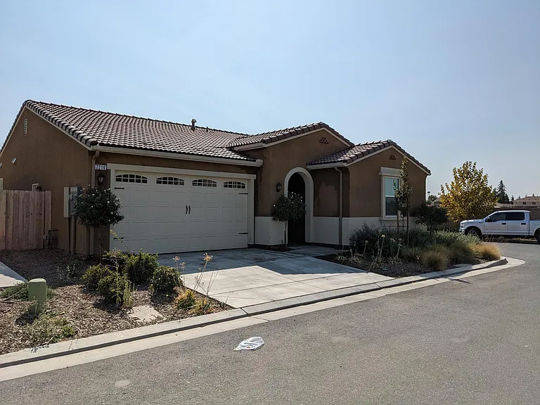 2216 Lombard Ln — Photo 2