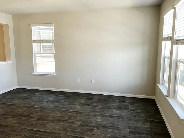 10502 Fulton Ave — Photo 4