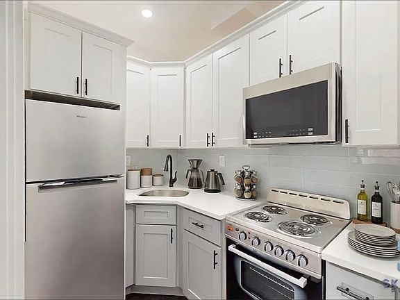 3rd image of 421 Rutland Rd #3A