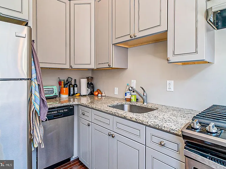 715 Sansom St #2F — Photo 2