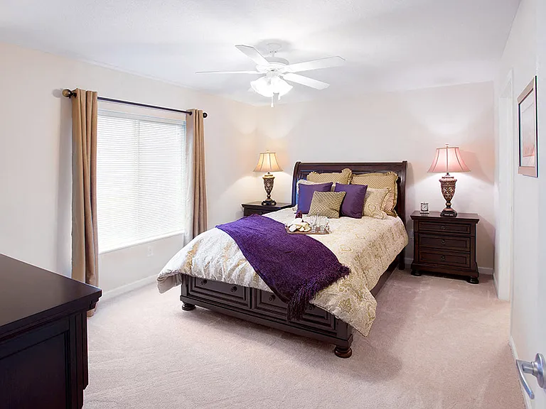 Large Main Bedroom with En-suite Bathroom & Closet