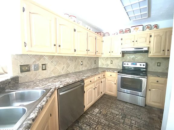 4th image of 165 Newport Way
