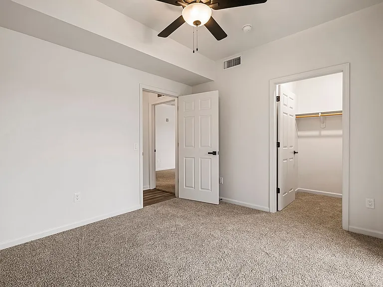 Sterling Oaks Luxury Apartments — Photo 58