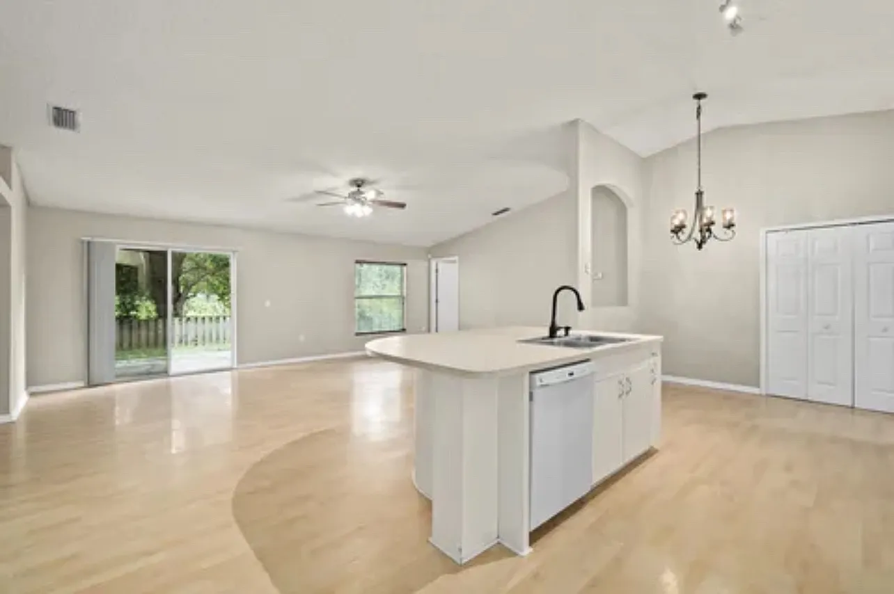 1304 Mandys Ct — Photo 3