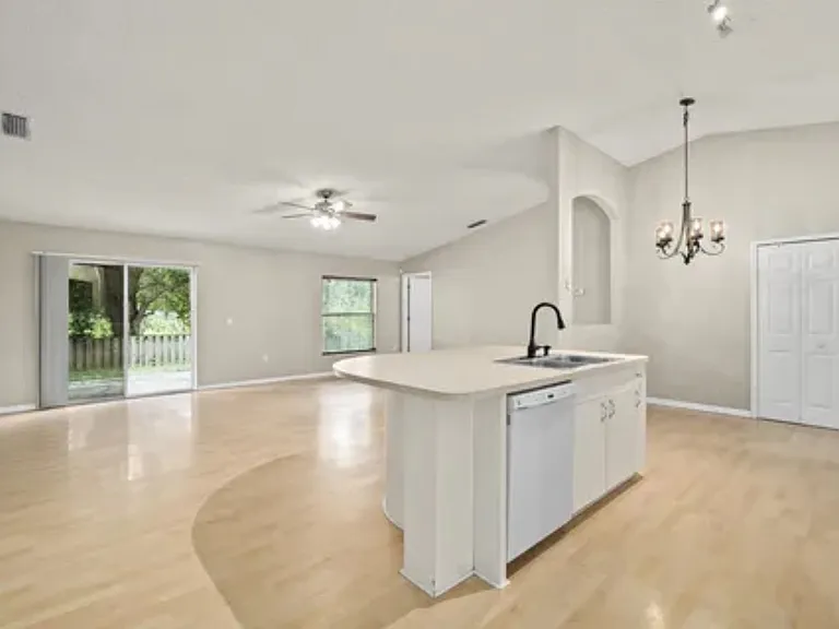 1304 Mandys Ct — Photo 3