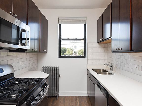 2nd image of 2418 N Sawyer Ave #W4