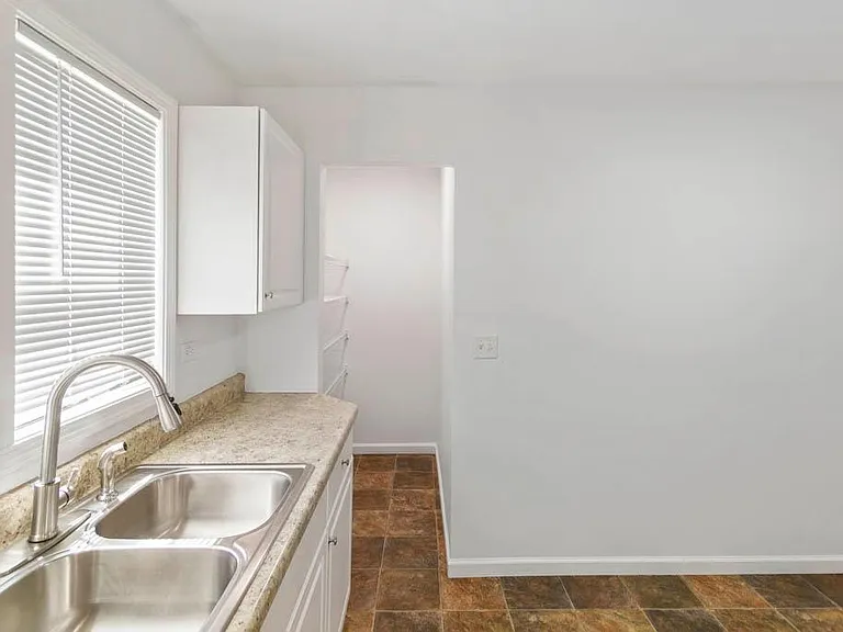 2203 Ottawa Ave — Photo 4