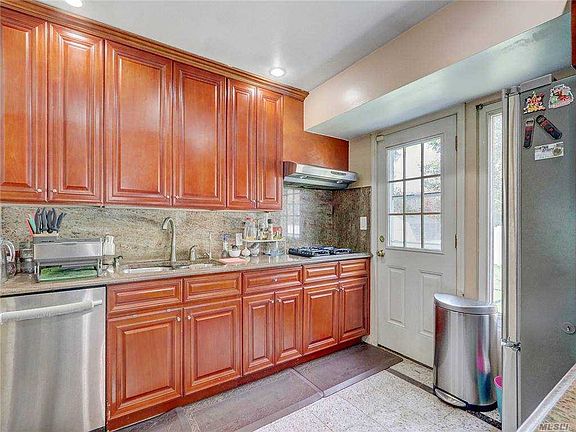 8 Evers St Hicksville Ny 11801 Mls 3252921 Zillow