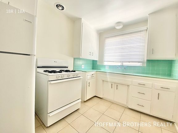3rd image of 1433 N Hayworth Ave #11