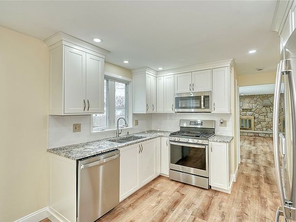 4th image of 136 Chimney Hill Rd