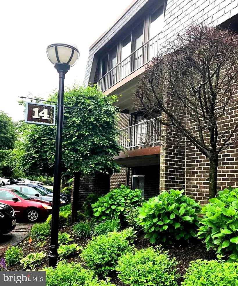 2 bed, 2.0 bath, 1402 sqft, $2,100 — Photo 2