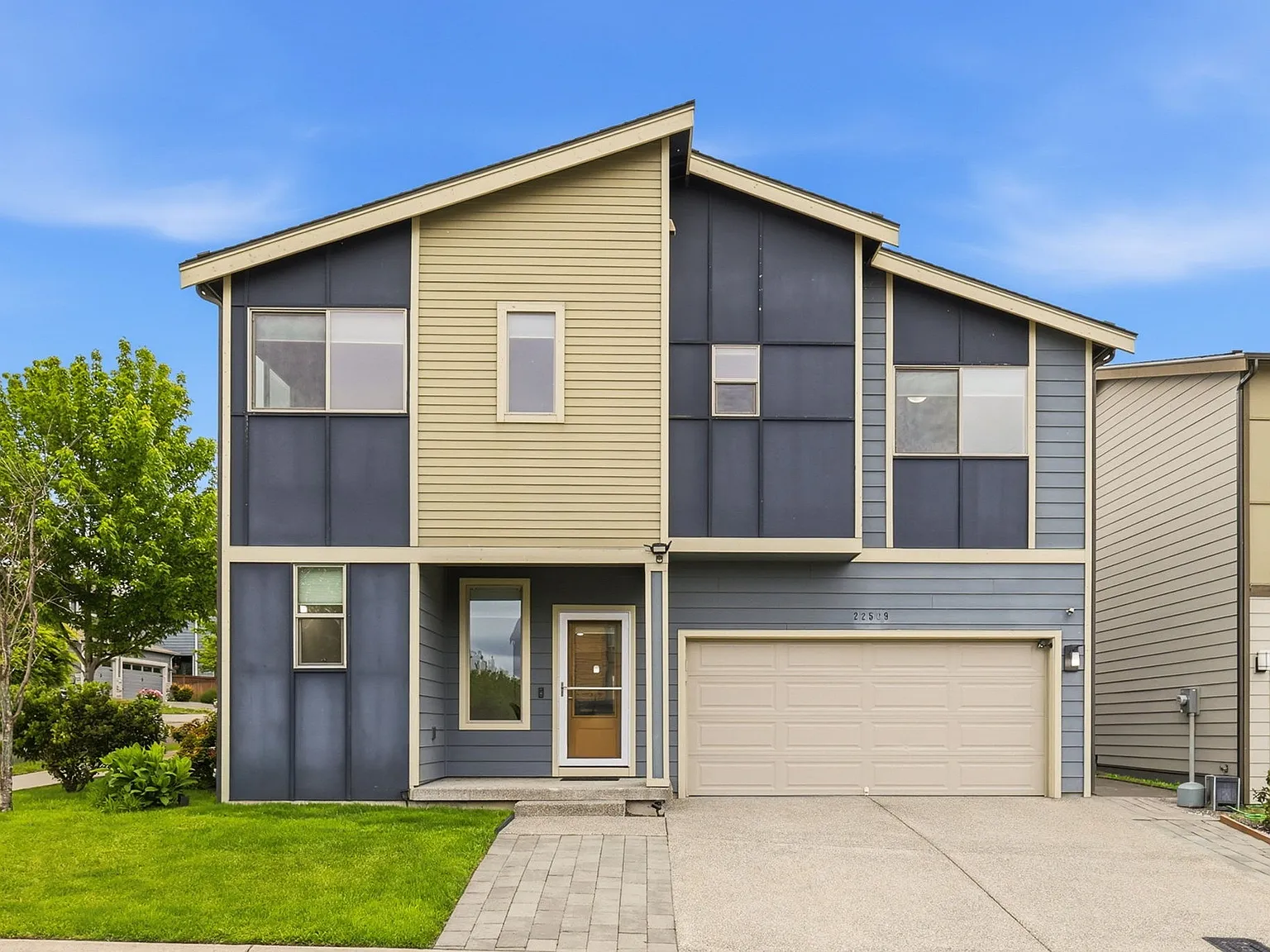 4 bed, 2074 sqft, $4,200 — Photo 1