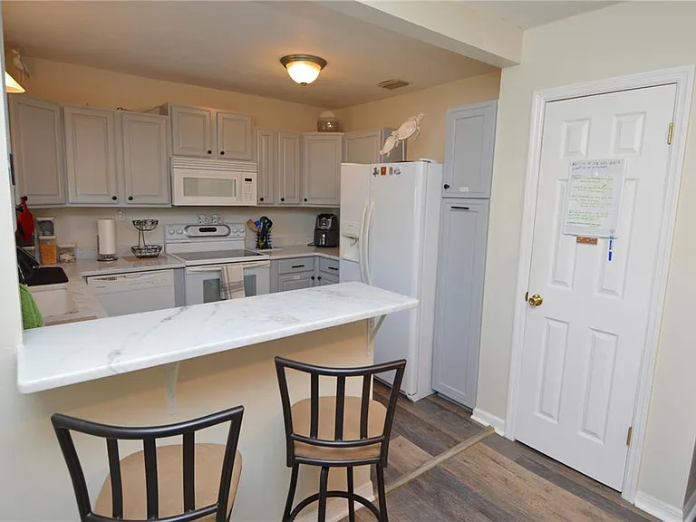 121 Seahorse Dr SE #C — Photo 7
