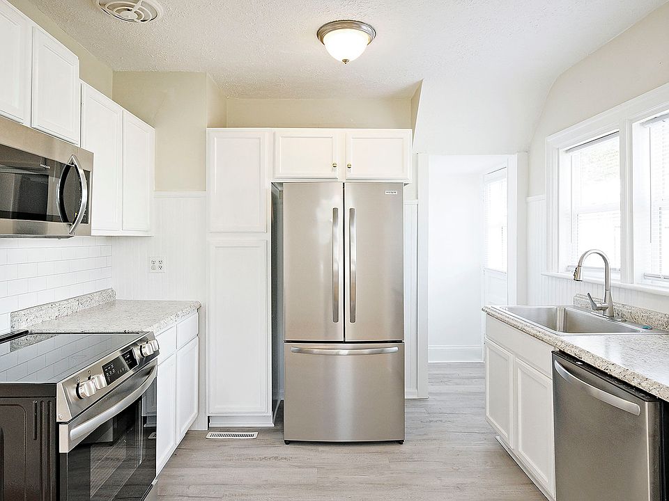 Brand new kitchen with high-end appliances!