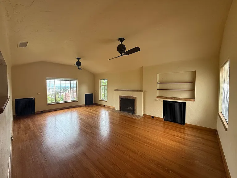 Top Floor Large Apartment with View — Photo 3