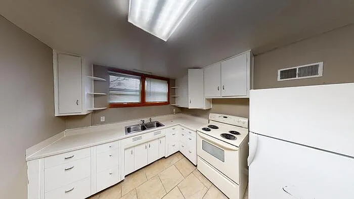 1618 1/2 E Ave E — Photo 2