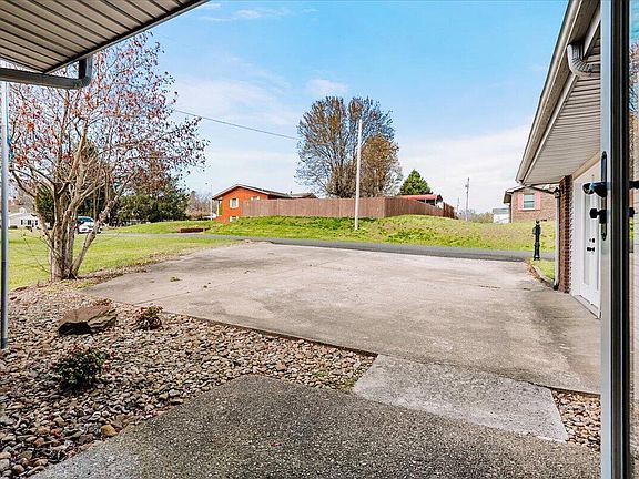 5th image of 32 Meadow Brook Dr