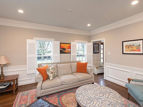 5th image of 1328 Strawberry Ln