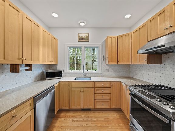 4th image of 290-292 Lagrange St