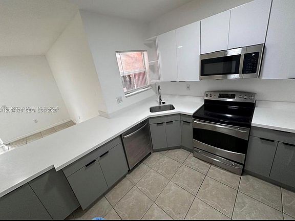 3rd image of 941 SW 6th Pl