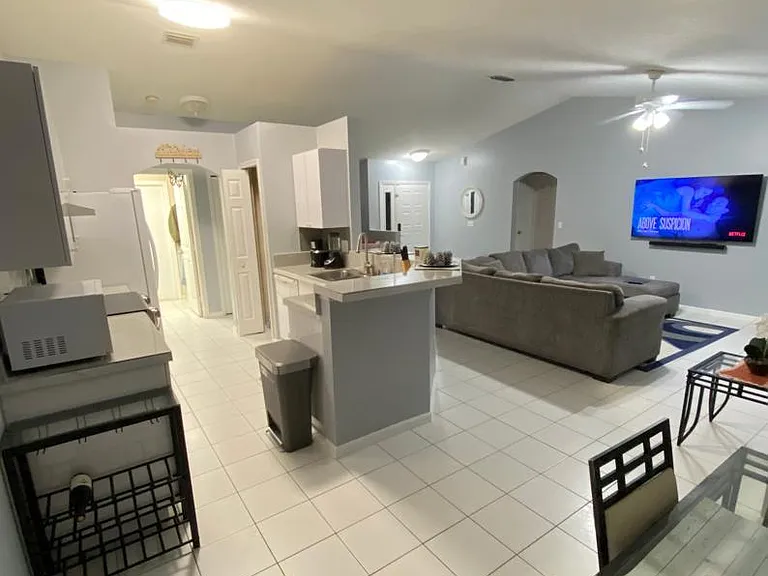 437 SW Parish Ter — Photo 3