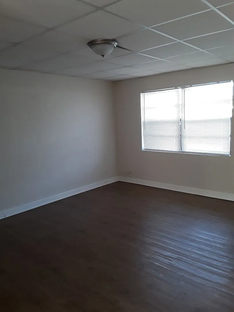 Great location two bedroom one bath with a garage — Photo 3