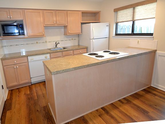5th image of 2522 Village Dr SE #109