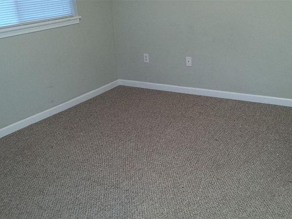 3rd image of 510 Serge Ln NE