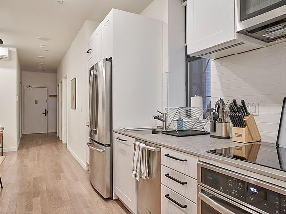 5th image of 424 W 47th St #3