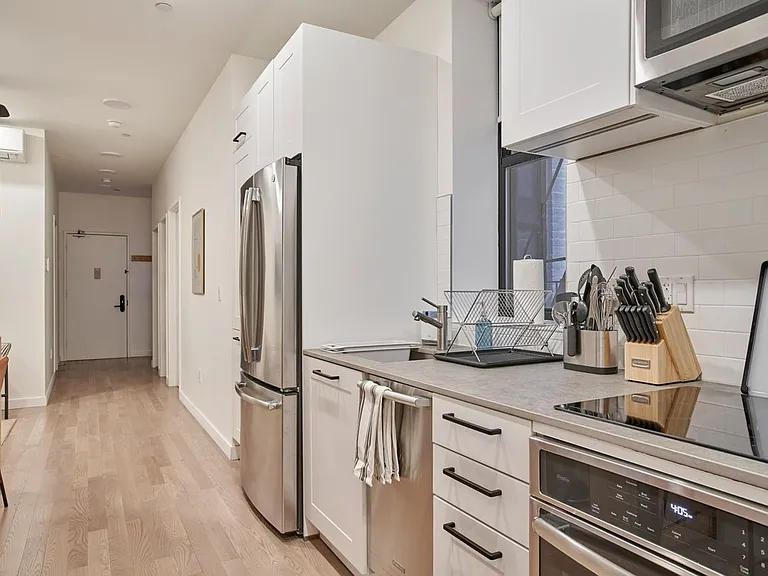 424 W 47th St #3 — Photo 5