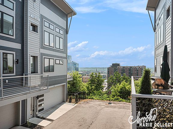 3rd image of 615 Fairview Ave NE #2
