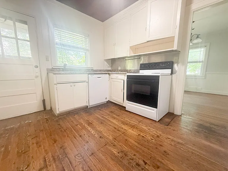 100 Davis Ave — Photo 11