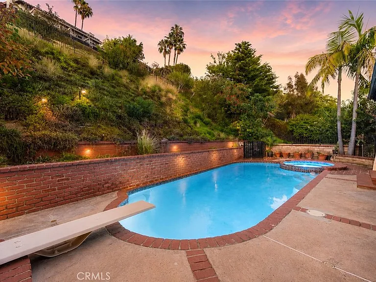1350 E Tujunga Ave — Photo 45