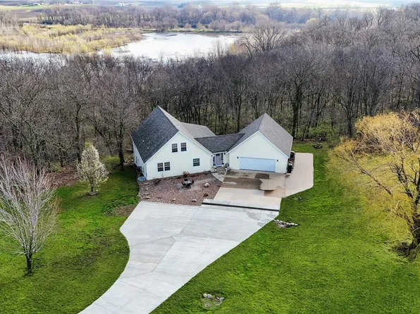 2279 Dakota Wood Dr, Pella, IA 50219