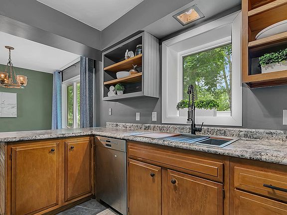 5th image of 940 Hamlet Dr N