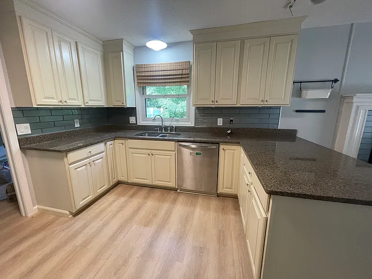 20 King James Dr — Photo 5