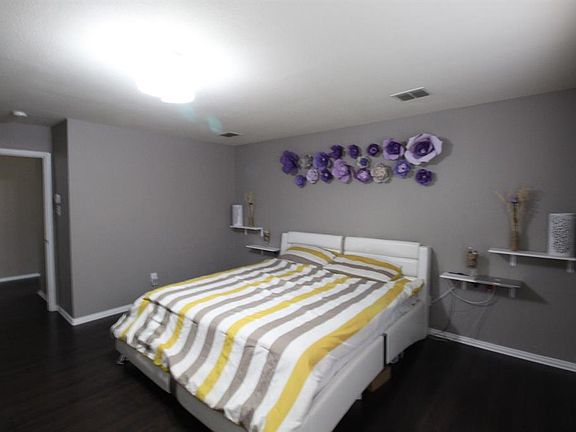 5th image of 2824 Desert Dr