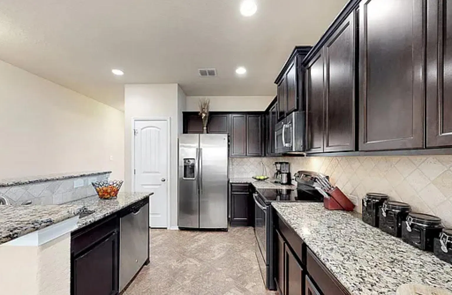 5 bed, 2540 sqft, $2,250 — Photo 3