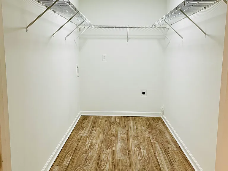 New London Apartments — Photo 14