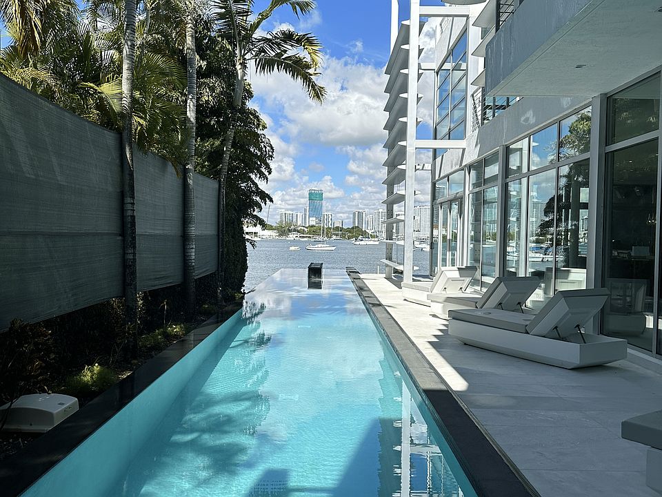 1st image of 440 S Hibiscus Dr #440